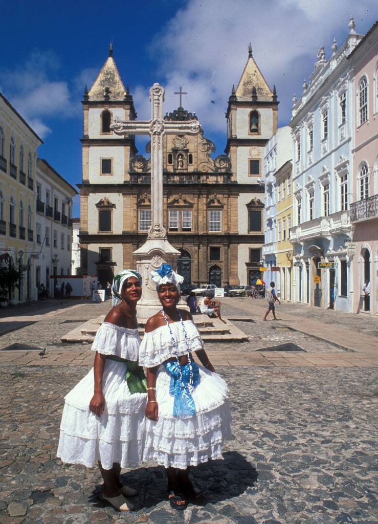 Zwei Brasilianerinnen in traditionellen Kostümen im Weltkulturerbe Pelourinho. Two brazilian ladies in the world heritage Pelourinho in the old city of Salvador de Bahia.
