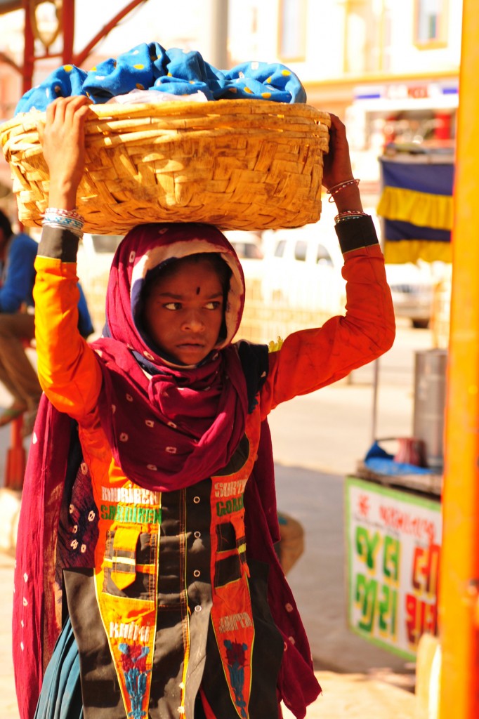 Kinderarbeit; Mädchen; trägt; Last; Kopf; Gujarat; Indien | Childwork; girl; carrying loads; head; working; Gujarat; India