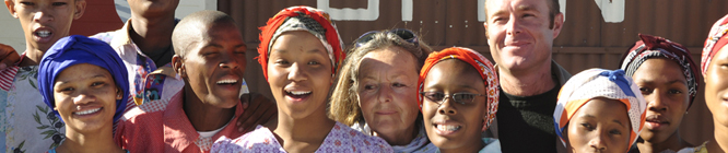 Namibia: Der HIV-Waisen-Kinderchor Ama Buruxa im Oa Hera Art & Cultural Center in Maltahöhe singt für Touristen. The HIV-orphants children-chor in Oa Hera Art & Cultural Center in Maltahöhe is singing and performing for tourists.