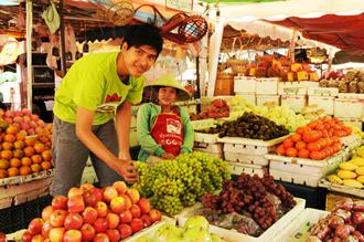 Tonnen frische Früchte von Indochinas grösstem Warenumschlagsplatz in Pakse. Fresh healthy fruit food at Pakse Market