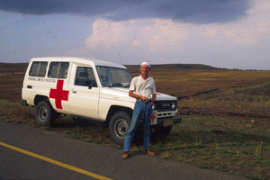 Fotojournalist Gerd Müller begleitet einen Rot Kreuz Südafrika Einsatz im Bürgerkrieg. Red Cross South Africa blessed employee and car during the civil war of IFP and ANC.