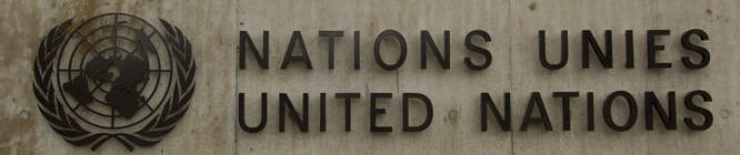 Headerbild: Das UNO-Emblem am Haupteingang des Palais des nations der UNO in Genf | The UN-Emblem at the main entrance of the UN Palais des nations in Genva