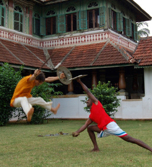 Swiss Photojournalist Gerd Müller as a Kalari-FIghter. Kalari, die alte Kampfsportart wird auch im Kalari Kovilakom Ayurveda Healing Palast in Kerala von den Therapeuten (und manchmal auch von den Gästen) praktiziert.