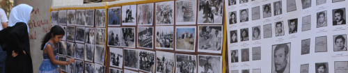 Schatila Flüchtlingszentrum in Beirut: Ausstellung mit Bildern von dem Tel Al Zatar Massaker. Schatila Refugie Camp: Photo exposition from the Tel Al Zatar Massacre