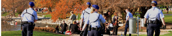 Headerbild: Zürcher Polizeiaufgebot kontrolliert Jugendliche am See. The police is controlling a group of young people a t lake Zuerich