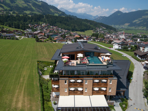 Vogelansicht Alpina Hotel Fügen, Zillertal, Austria