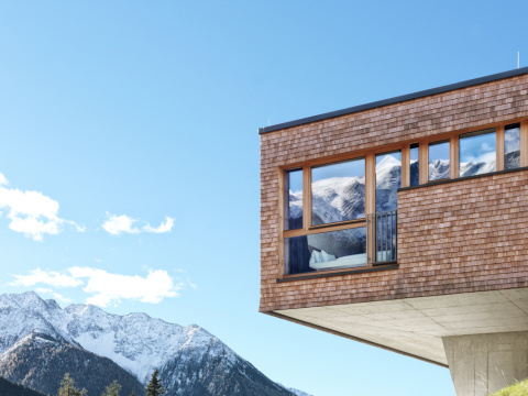 Preisgekrönter ökologischer Hotel-Paradebau mit einheimischem Baumaterial vollendet.