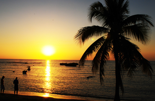 Kuba: Sonnenuntergang am Strand von Trinidad. Sunset at the beach of Trinidad.