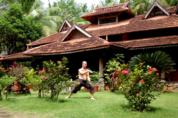 Indien: Gesundheitstourismus: Tai-Chi im Somaatheram Ayurveda Resort in Kerala Indien. Health tourism: A man practising Tai-CHi in the ayurvedic health resort Somaatheram in Kerala, India.