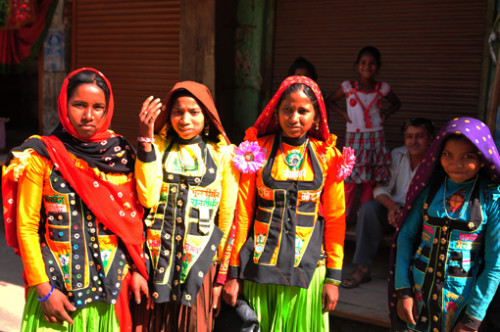 Indien/Gujarat: Frauen, bunte Kostüme, Stoffe, Mode, Tradition, Textilien | Women wearing colourfull dresses, costumes, Gujarat,