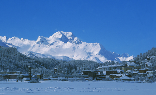 Schweiz: Gefrorener St. Moritzersee, Piz Maloja, Schneeberge, Winterlandschaft | Frozen Lake St. Moritz, viewing Piz Maloja, Upper Engadin, swiss alps,