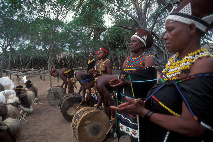 Südafrika: Zulu Women Dancing