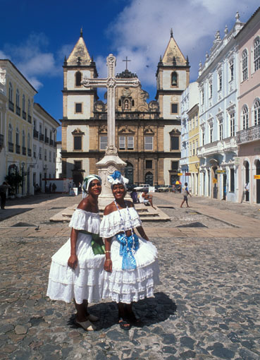 Brasilien: Zwei Brasilianerinnen in traditionellen Kostümen im Weltkulturerbe Pelourinho. Two brazilian ladies in the world heritage Pelourinho in the old city of Salvador de Bahia.