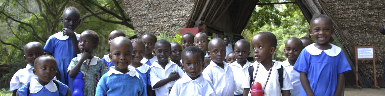 Kenyanische Schulkinder besuchen den Haller Park: Die ehemaligen Kalk-Steinbrüche wurden von einem Schweizer renaturiert und in einen Tierpark umgewandelt. Kenyan school-children visiting Haller Park in Mombasa, where a swiss from Lenzburg renaturated