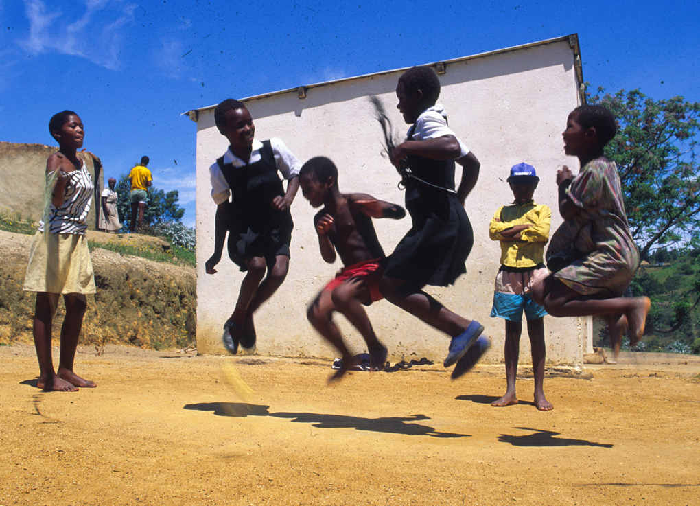 Südafrika: Flüchtlingskinder spielenSpringseil