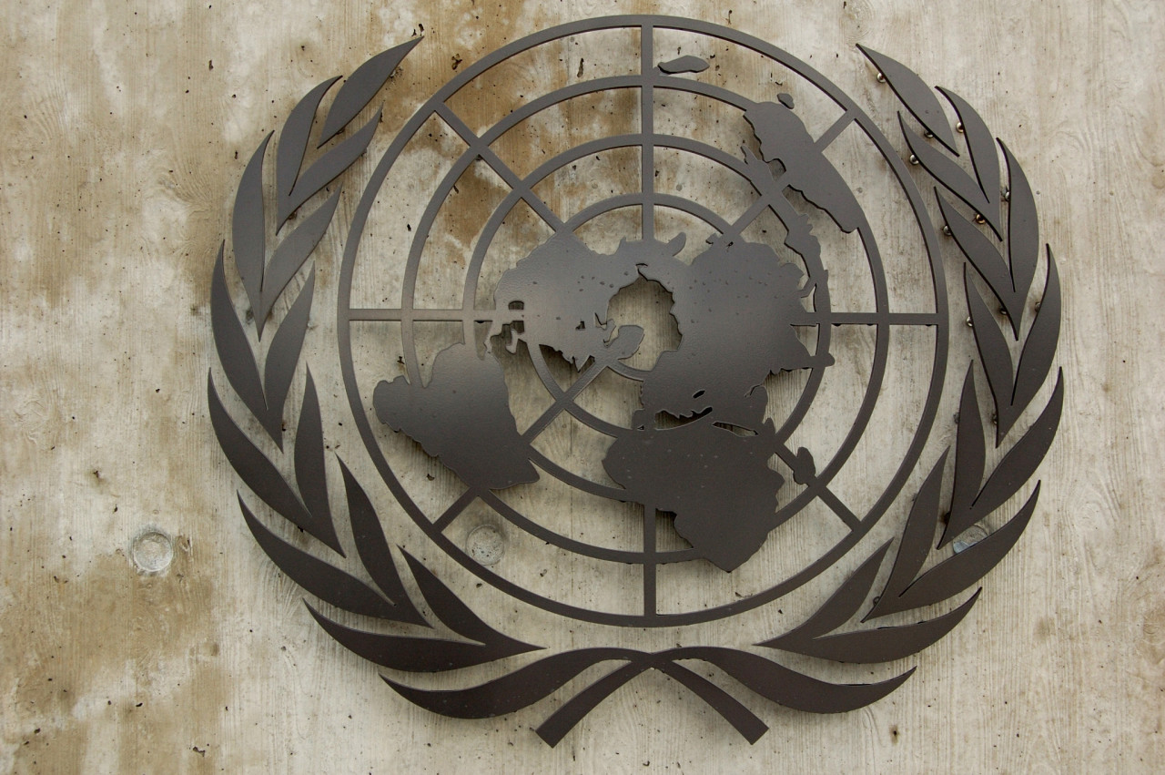 The UN-Emblem at the main entrance of the UN Palais des nations in Genva. Das UNO-Emblem am Haupteingang des Palais des nations der UNO in Genf