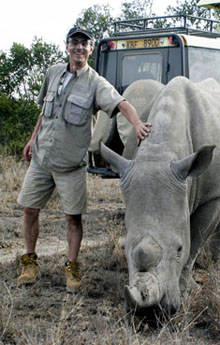Fotojournalist und Umweltaktivist Gerd Müller kennt keine Berührungsängste - auch wenn es sich um ein Rhinozeros handelt