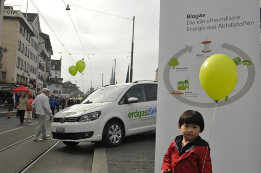 Kind, Ballon, Biogas-Auto, Erdgas Zürich, Züri-Mobiltag